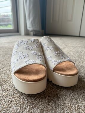 Toms White Floral Embroidered Platform Mules - Never worn!